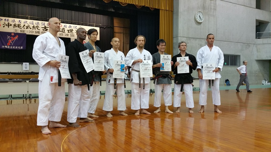 Die ersten acht Plätze in der Kategorie SAI-KATA männliche Erwachsene bei der Kobudo-WM 2015 in Okinawa.